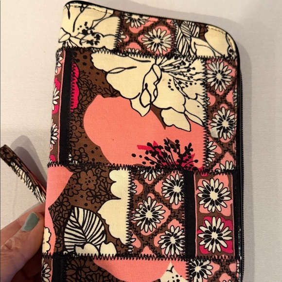 New! Vera Bradley Pink and Black Floral Wristlet - Picture 5 of 8